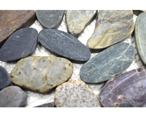 Dekorative Natursteine auf einem Netz