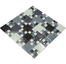 Mosaïque avec carreaux de verre carrés en gris, noir et blanc