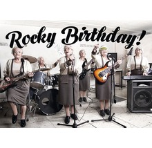 Un groupe de femmes âgées jouant d''instruments de musique avec l''inscription Rocky Birthday