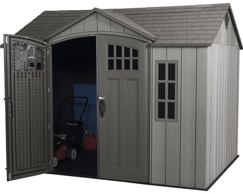 Geräumiger Geräteschuppen mit geöffneter Tür und Fenstern