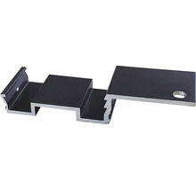 Aluminiumprofil mit Aussparungen und Bohrung