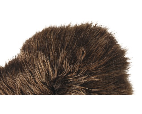 Nahaufnahme eines braunen Schaffellteppichs