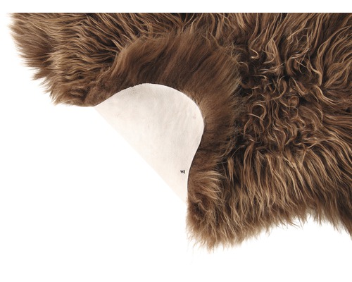 Braune Schaffellteppich-Detailansicht mit weißer Rückseite