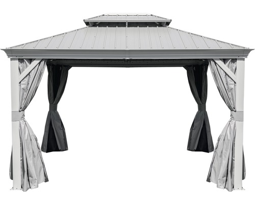 Pavillon mit Vorhängen für den Gartenbereich