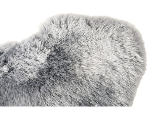 Couverture grise en fausse fourrure