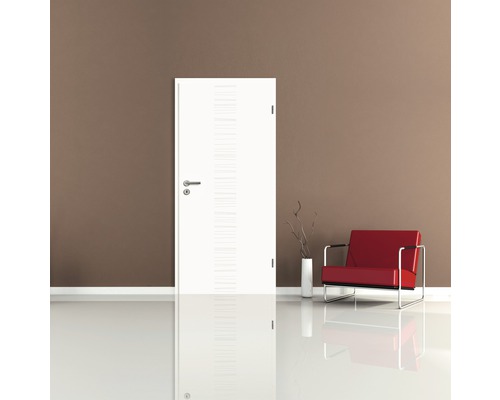 Zimmertür mit Beschlägen und modernem Design in einem hellen Raum