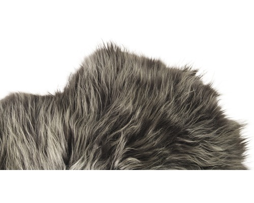 Grauer Teppich mit langen Fasern