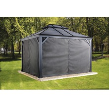 Pavillon de jardin avec rideaux sur pelouse