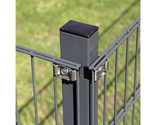 Vue détaillée d''un poteau de clôture avec des supports pour fixer une clôture en treillis métallique double.