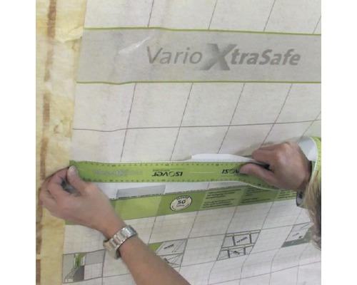 Anbringung einer Isover Klimamembran Vario XtraSafe mit einem Lineal an einer Wand