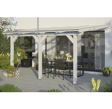 Überdachte Terrasse mit Holzbalkenkonstruktion und Gartenmöbeln