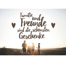 Famille et amis sont les plus beaux cadeaux Inscription au-dessus d''un groupe de personnes à l''extérieur