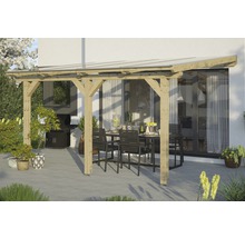 Holzpergola mit Tisch und Stühlen auf einer Terrasse