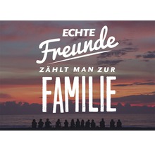 Echte Freunde zählt man zur Familie lettrage devant le coucher du soleil
