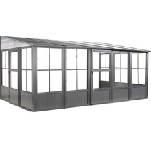 Gewächshaus mit Aluminiumrahmen und transparenten Paneelen.