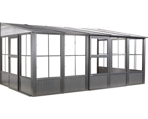 Gewächshaus mit Aluminiumrahmen und transparenten Paneelen.