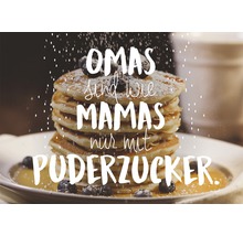 Une pile de crêpes avec du sucre glace et des myrtilles, texte : Les grands-mères sont comme les mamans, mais avec du sucre glace.