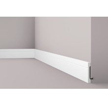 Sockelleiste mit Kabelkanal an einer Wand