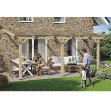 Terrassenüberdachung aus Holz mit Familie im Garten