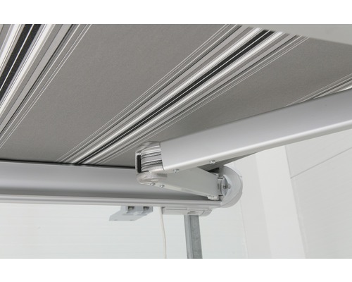 Store de terrasse à rayures avec commande mécanique