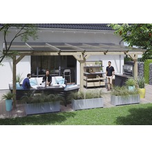 Überdachte Terrasse mit Sitzgruppe, Grill und Bepflanzung
