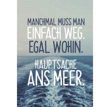 Dekoratives Poster mit dem Spruch Manchmal muss man einfach weg. Egal wohin. Hauptsache ans Meer.