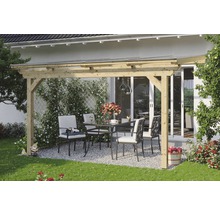 Überdachte Terrasse mit Holzrahmen, Tisch und Stühlen im Garten
