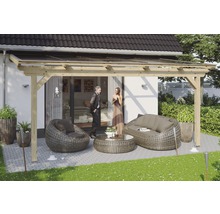 Terrasse mit Holzüberdachung und Gartenmöbeln