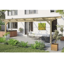 Holzterrasse mit Gartenmöbeln und Whirlpool vor einem Haus