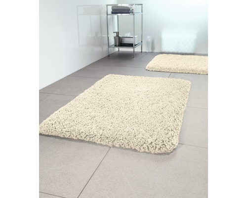 Zwei Badteppiche auf Fliesenboden im Badezimmer.