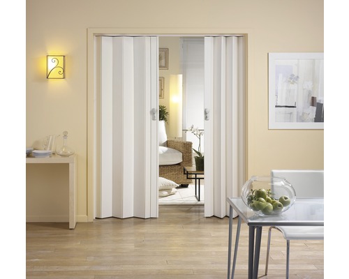 Zimmeransicht mit Falttür, Tisch und Sitzgelegenheiten