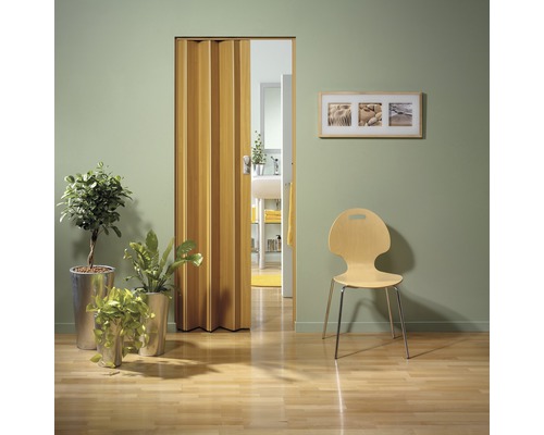 Zimmeransicht mit Falttür, Stuhl und Dekoration