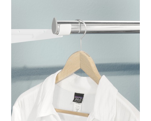 Barre de penderie avec chemise blanche sur un cintre
