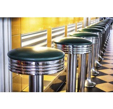 Reihe Barhocker mit gepolsterten Sitzen und Metallgestell