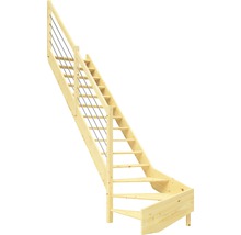 Holztreppe mit Geländer und Metallseilen