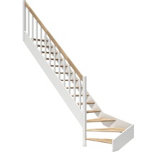 Holztreppe mit weißem Geländer und hellen Stufen