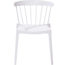 Chaise en plastique blanche avec dossier à barreaux