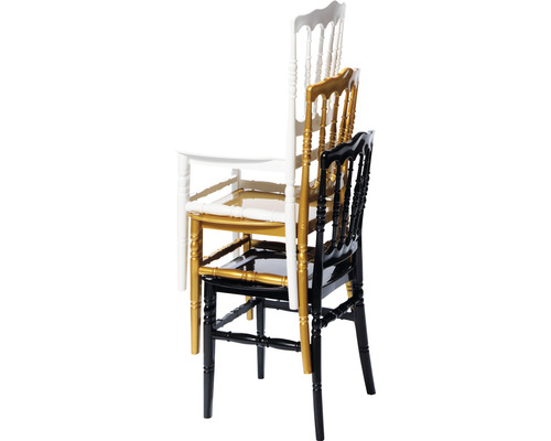 Trois chaises en bois empilées en blanc, doré et noir