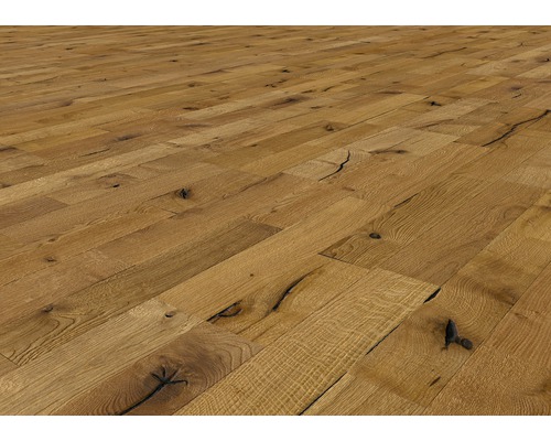 Parquet en bois de chêne posé avec nœuds et fissures
