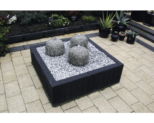 Gravillon de granite gris 8-16 mm, 1000 kg Scène de jardin avec une fontaine carrée, remplie de gravier et trois gargouilles sphériques