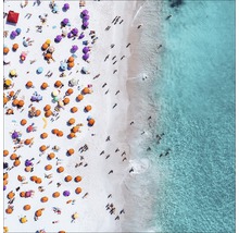 Vue aérienne d''une plage avec des personnes et des parasols
