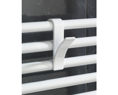 Weißer Haken an einem Heizkörper zum Trocknen von Handtüchern