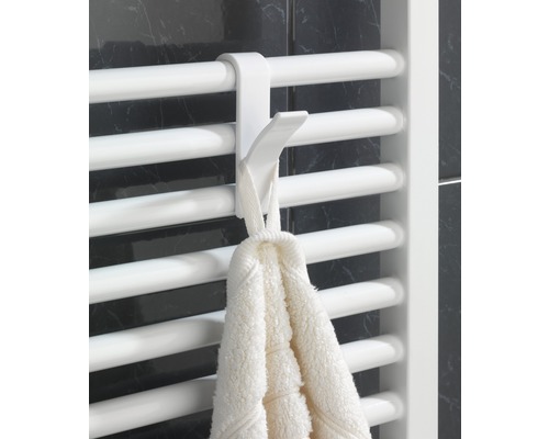 Handtuch hängt an einem Heizkörper mit Handtuchhaken.