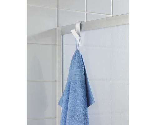 Handtuchhalter mit Handtuch über einer Duschwand