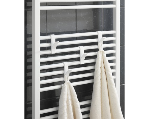 Handtuchwärmer mit Handtüchern und Haken