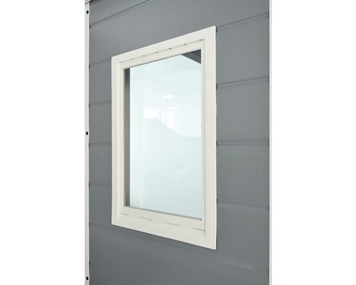 Rechteckiges Fenster mit weißem Rahmen in grauer Holzwand