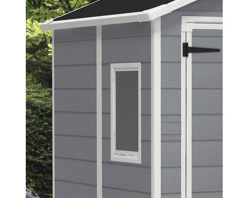 Detailansicht eines Gartenhauses mit Fenster und Tür