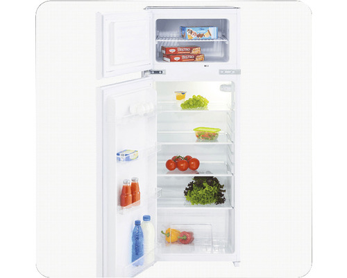 Geöffneter Kühlschrank mit Gefrierfach und diversen Lebensmitteln