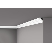 Corniche de plafond en plastique dans la pièce
