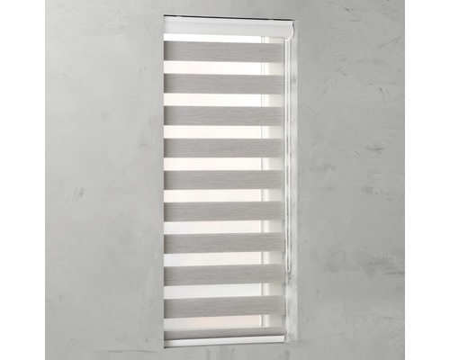 Fensterrollo mit Streifenmuster zur Lichtsteuerung und zum Schutz der Privatsphäre.